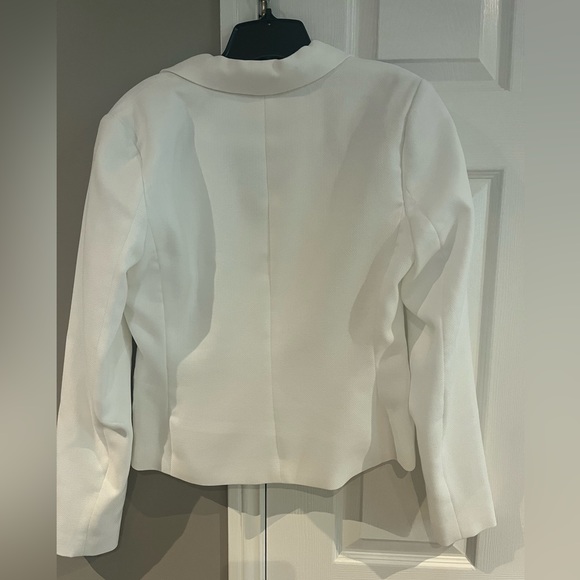 Women’s white cropped 2 button blazer from Suzy Shier - Picture 6 of 11